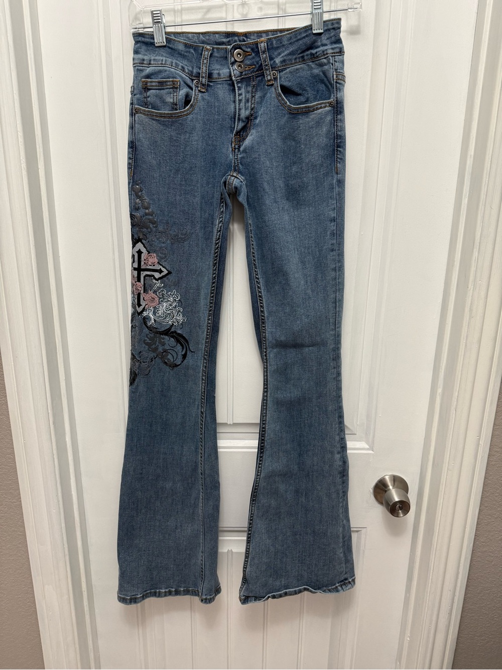 Hot Topic Size  9 Cross Roses Flare Denim Pants Jeans Goth Y2K (38-4)